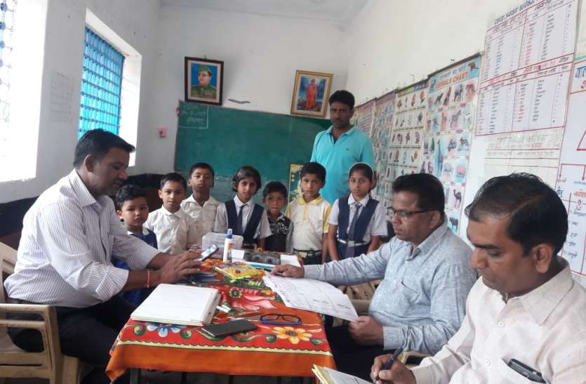 seoni स्कूलों के निरीक्षण में सामने आई शिक्षकों की लापरवाही