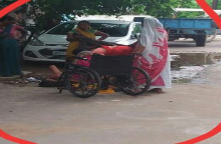 Delivery of woman in front of SDM bungalow एसडीएम बंगले के सामने महिला का प्रसव