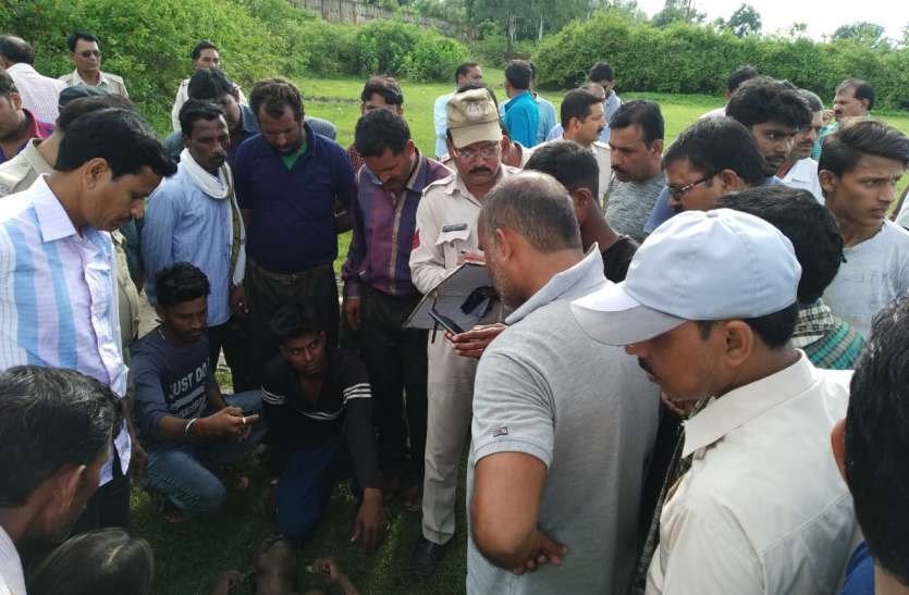 Corps found in the pit of suspicion कॉलरी काम पर आया कर्मचारी की गड्ढे में संदिग्धावस्था में मिली लाश