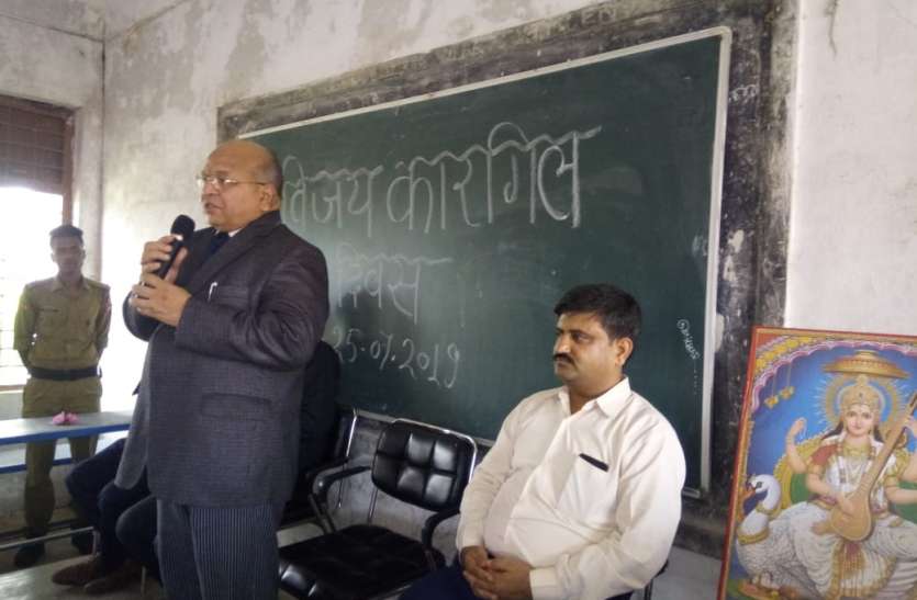 The court gave the introduction of the Indian constitution न्यायाधीश ने महाविद्यालय को दी भारतीय संविधान की प्रस्तावना भेंट