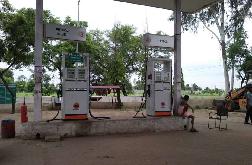 Rules breaking license of petrol pump suspended नियम तोड़ते पेट्रोल पंप के लायसेंस निलंबित