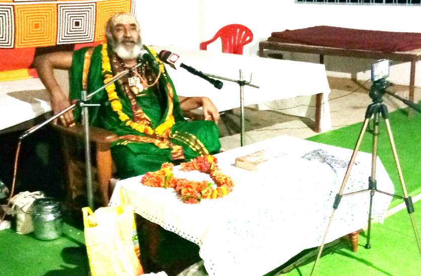 नर्मदा किनारे चातुर्मास कर रहे संत षणमुखानंद हीरापुर वाले महाराज ने श्रीमद्भागवत गीता पर उपदेश देते हुए कहा पुरुषों में वह श्रेष्ठ, जो मान अभिमान, सुख दुख से परे