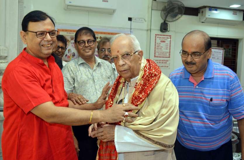 kolkata बाल हनुमान मंदिर में दर्शन कर प्रफुल्लित हुए राज्यपाल
