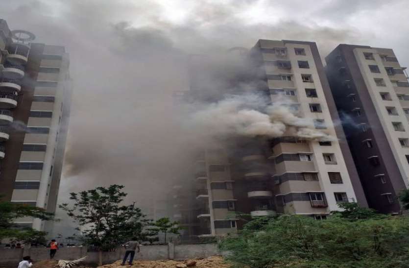 Fire Fire in High rise building in Ahmedabad, one death अहमदाबाद की एक बहुमंजिला इमारत में आग, एक की मौत, ४० लोगों को बचाया
