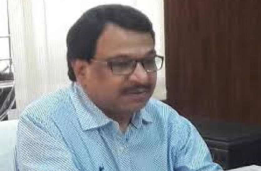 dm kanpur dehat कार्यक्रम में जिलाधिकारी का पारा चढ़ा, बोले चौथी बार मे ऐसे लोग जाएंगे जेल