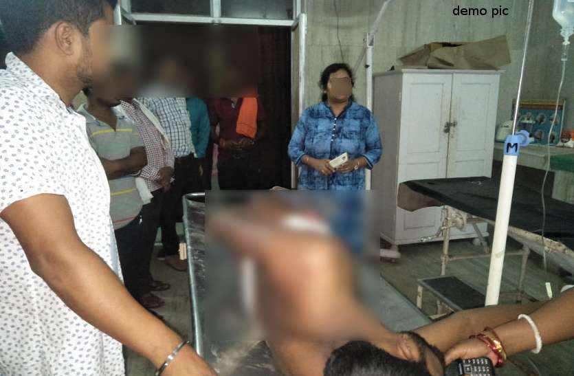 Knife attack on young man, condition serious पीठ में घुसे चाकू के साथ खून से लथपथ युवक पुलिस थाने पहुंचा, बोला- सर मुझे बचा लो और मेरे चाचा को सजा दो
