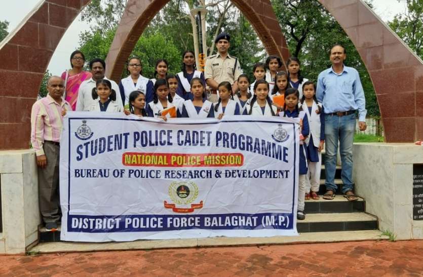 police vibhag दो स्कूलों के ४० बच्चों को कराया गया कोतवाली व रक्षित केन्द्र का भ्रमण