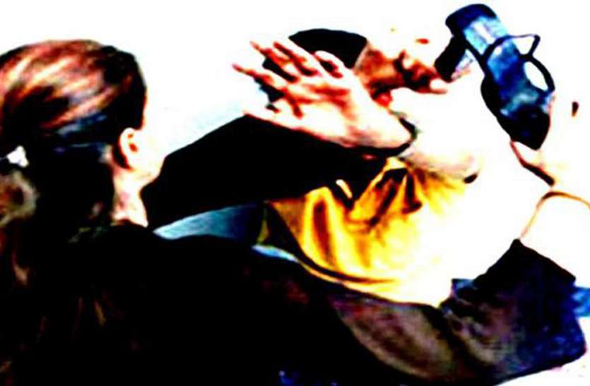 Midwives, Storkers अधेड़ करता था छेडख़ानी, महिलाओं ने पकड़कर चप्पलों से पीटा