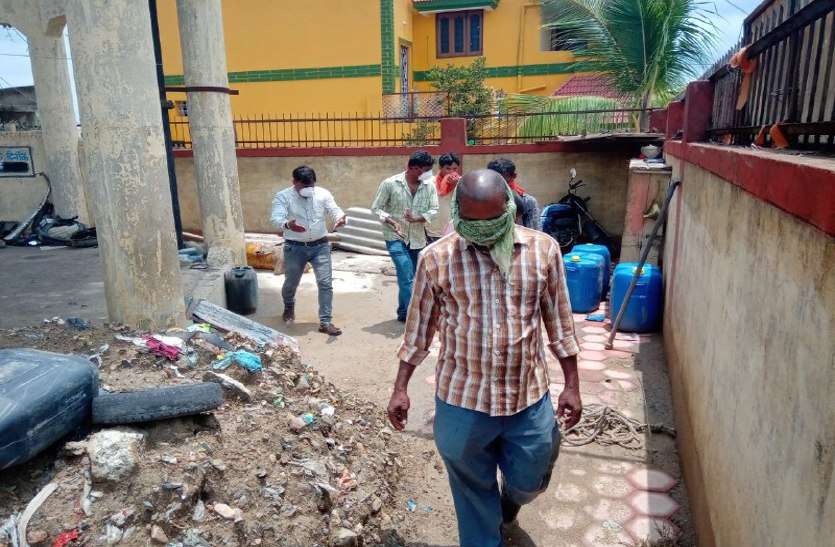 schools shut down for the day after chlorine gas leakage