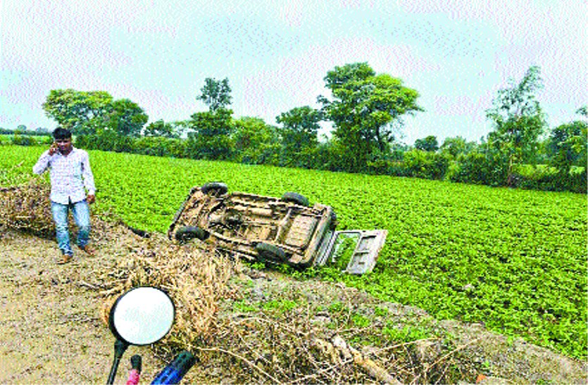 patrika ड्राइवर की लापरवाही से पलटी खा गई वैन