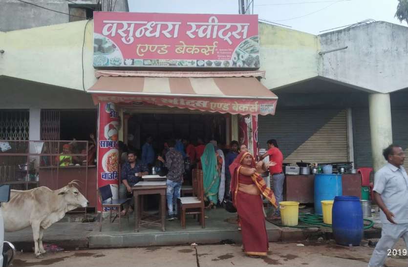 sidhi news शॉपिंग कांपलेक्स के कॉरीडोर में दुकानदारों का अवैध कब्जा