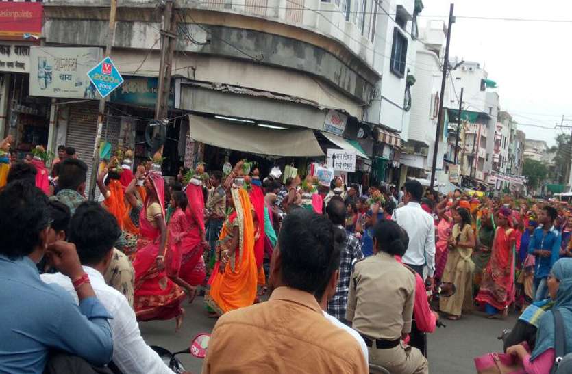 patrika 56 गांव की महिला कलश लेकर पहुंची महाकाल के दरबार में, यह है कामना