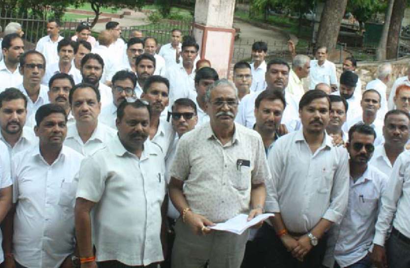Revenue Appeal, Advocate, State Government, Proposal, Commissioner, Bu राजस्व अपील प्राधिकारी को यथावत रखने को लेकर अधिवक्ताओं का प्रदर्शन