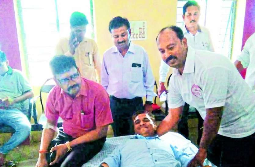 Blood donation camp कुपोषित बच्चों के लिए किया रक्तदान