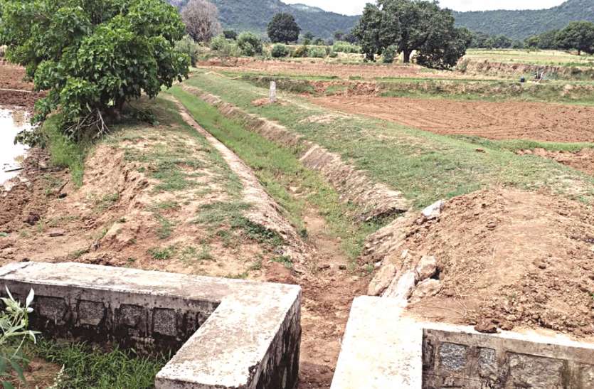 The dams used to increase the greenery of pockets of officials and con अधिकारियों व ठेकेदार के जेबों की हरियाली बढ़ाने के काम आ रहे बांध