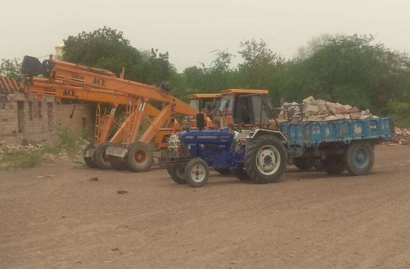 Seized 5 vehicles including two tractors in illegal mining area अवैध खनन क्षेत्र में दो ट्रैक्टर सहित 5 वाहन जब्त