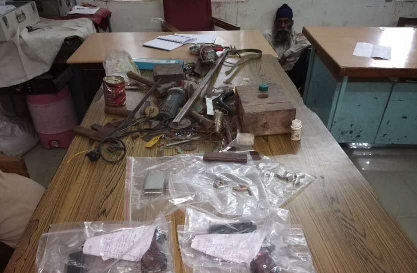 The business of creating and selling illegal pistols in Sendhwa उमर्टी के जंगलों से निकलकर शहर के पास तक पहुंचे अवैध हथियार बनाने के कारखाने और तस्कर