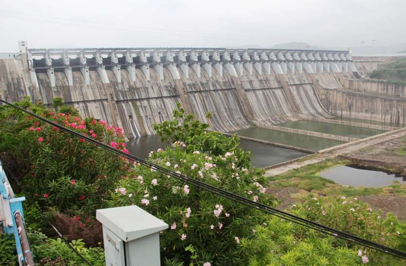 surat photo दरवाजा नहीं लगा होता तो नर्मदा बांध में चलती चादर