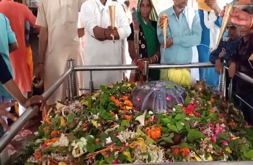 Bhadeshwar Nath Temple बाबा भदेश्वर नाथ मंदिर में स्थापित शिवलिंग को दोनों हाथों से छूते ही बढ़ जाता है आकार, सावन में लगती कांवरियों की भारी भीड़