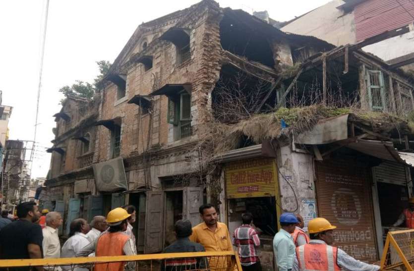 indore VIDEO : कार्रवाई रोक दो आप जो बोलोगे वो कर देंगे, सुनते ही उपायुक्त ने दोगुनी स्पीड से तोड़ा खतरनाक मकान