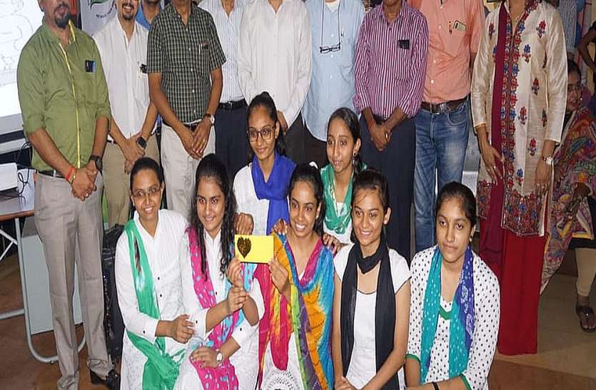 surat photo ओआरएस सप्ताह पर नर्सिंग विद्यार्थियों ने बनाए पोस्टर