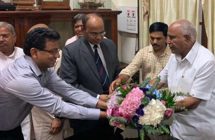 बीएस येदियुरप्पा कर्नाटक का 'किंग': येदियुरप्पा ने संभाला मुख्यमंत्री पद, अमित शाह ने दी बधाई
