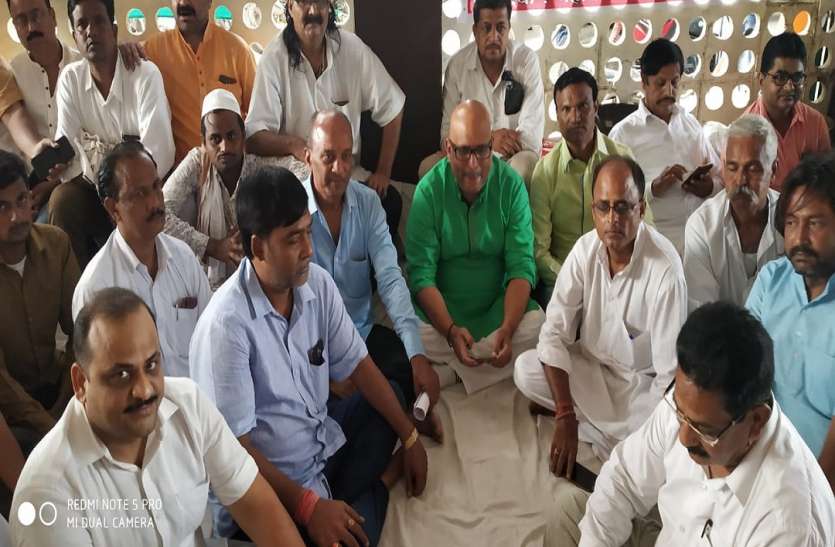 कांग्रेस पार्षदों का धरना कांग्रेस पार्षदों का अनिश्चित कालीन धरना स्थगित पूर्व विधायक अजय राय ने जीएम जलकल को दी 15 दिन की मोहलत