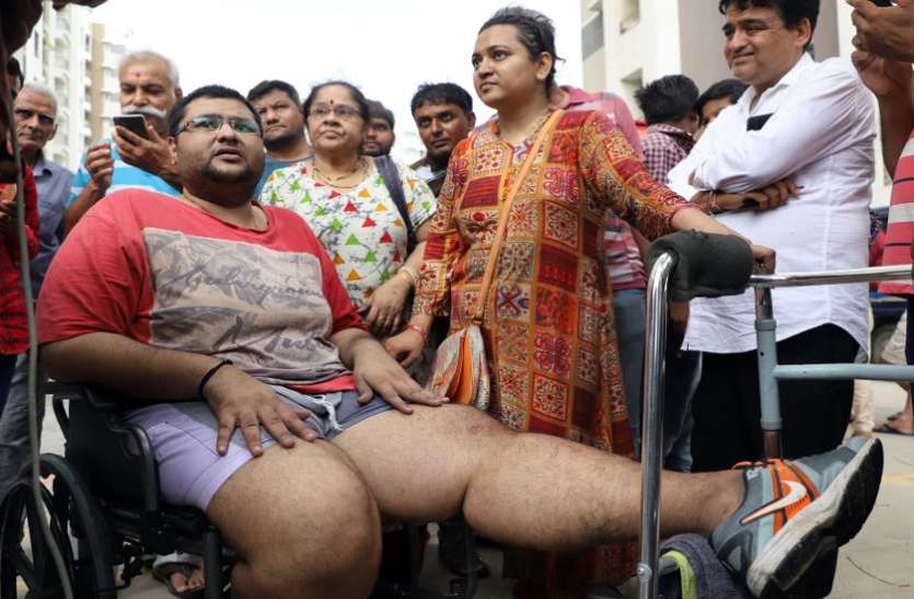 Darshan आग काबू में आने तक धुएं के बीच पति के साथ नौवीं मंजिल पर ही डटी रही पत्नी