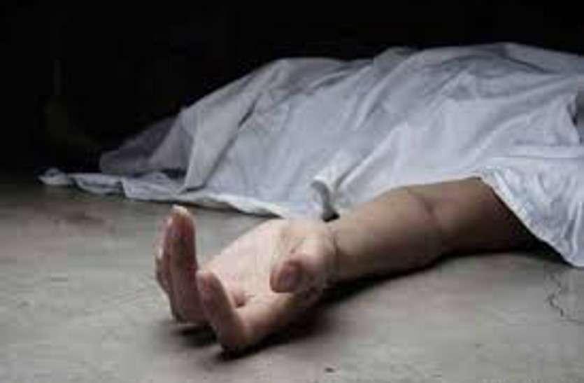 Suicide in Ambikapur शौचालय के भीतर बेटे ने किया कुछ ऐसा कि बाहर आते ही गिर पड़ा, पूछने पर बोला- पापा, मुझसे गलती हो गई, फिर हो गई मौत