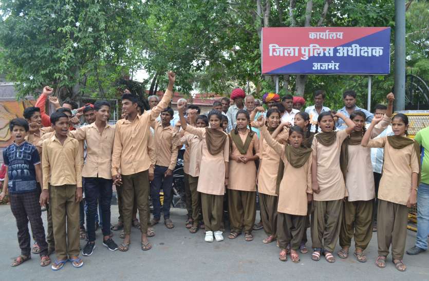 Schoolgirls protest स्कूली छात्राओं ने किया प्रदर्शन