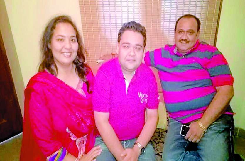 famous film director attend renu gangwal funeral ceremony रेनू गंगवाल की हुई अंत्येष्टि, प्रशांत गंगवाल का इलाज जारी, सूरज बडज़ात्या हुए शामिल