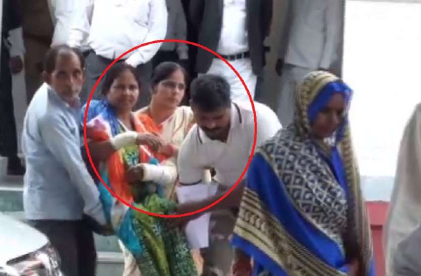 CISF Jawan Mother Brutally beaten by dabang मां को गोद में लेकर इंसाफ के लिए भटक रहा सीआईएसएफ जवान, दबंगों ने जमीन विवाद में की थी पिटाई