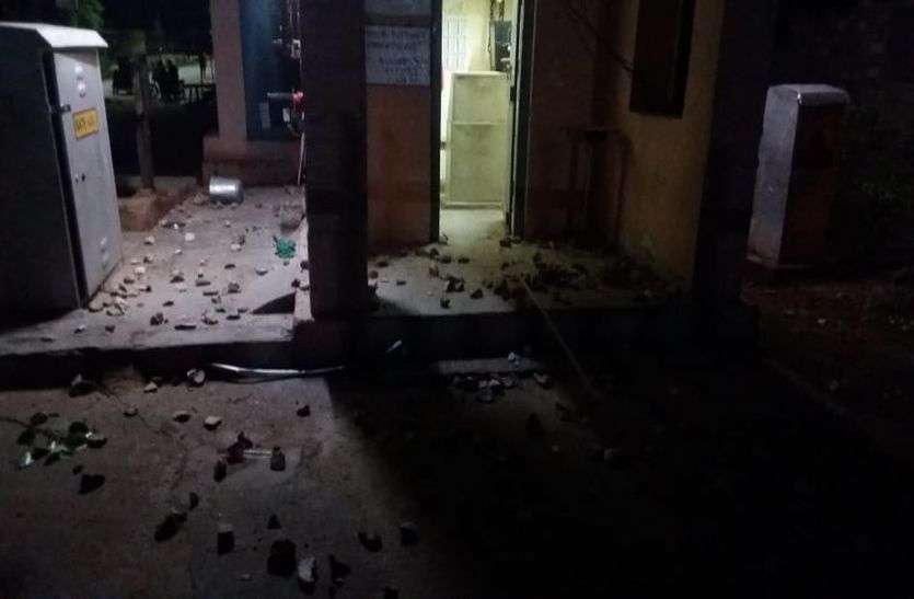 gangapurcity news भीड़ ने किया पुलिस और ट्रेन पर पथराव