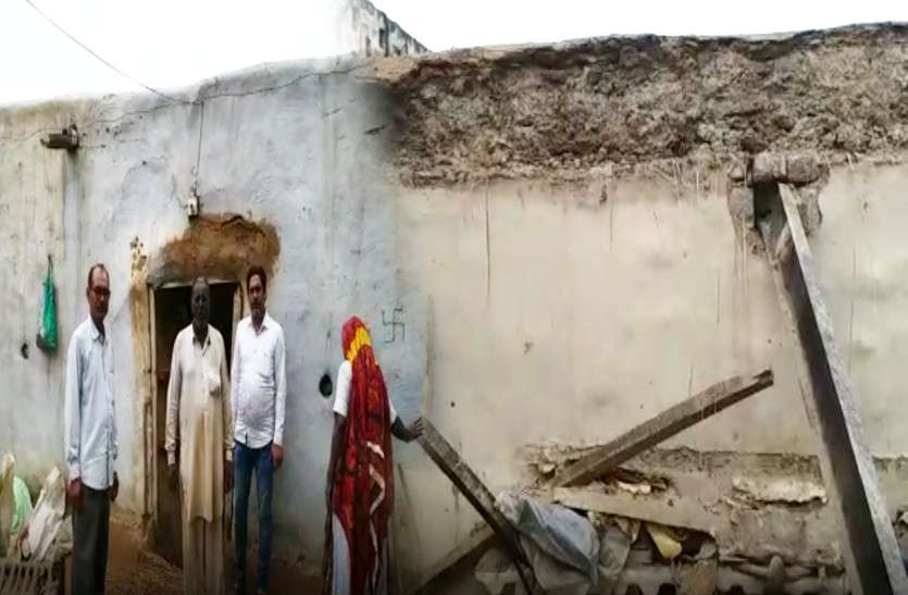 Wall Collapse बारिश का कहर! मकान की गिरी छत, खाना खाकर सोया था परिवार, मच गई चीख-पुकार