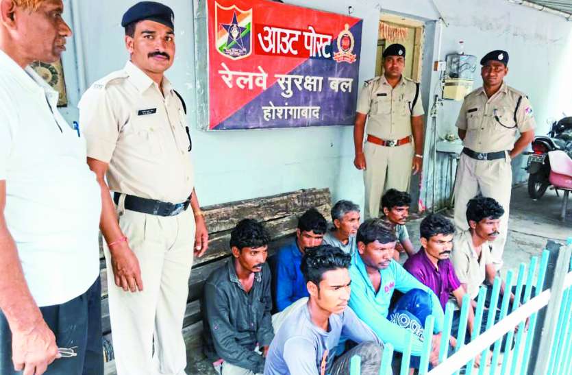 hoshangabad, rpf, sagon charpat, midghat station कंधे पर ला रहे थे सागौन की चरपट, सुरक्षाकर्मियों को देखा तो भागने की कोशिश, घेराबंदी कर पकड़ा