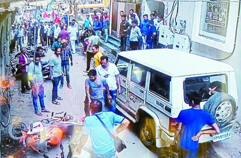 Demolition of trains outside the gym जिम के बाहर मची गदर, गाडिय़ों में तोडफ़ोड़, लड़कियों से भी हुआ दुव्र्यवहार, देखें वीडियो