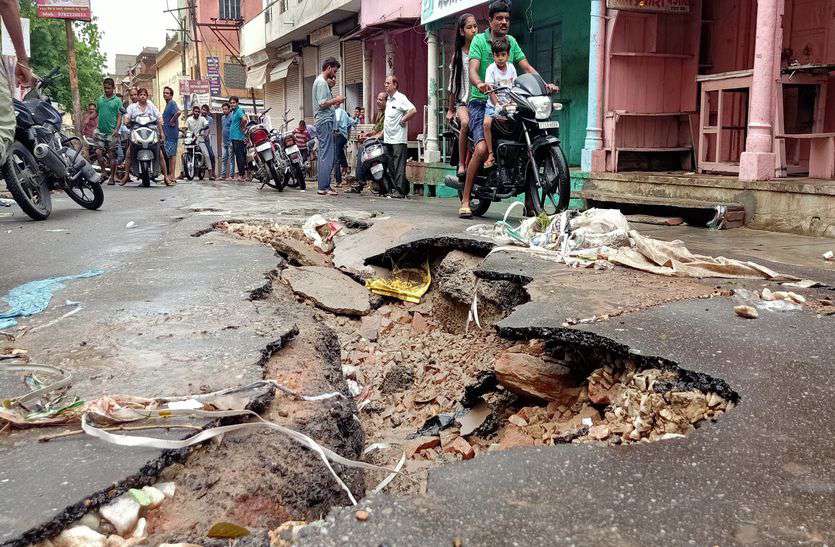 Heavy Rain Alert in Sikar Rajasthan : सीकर में भारी बारिश ने लोगों की मुश्किलें बढ़ा दी है। पिछले दो दिन से हो रही बारिश का दौर आज भी जारी है। इसी बीच मौसम विभाग ने आज और कल के लिए भारी से भारी बारिश की चेतावनी जारी की है।