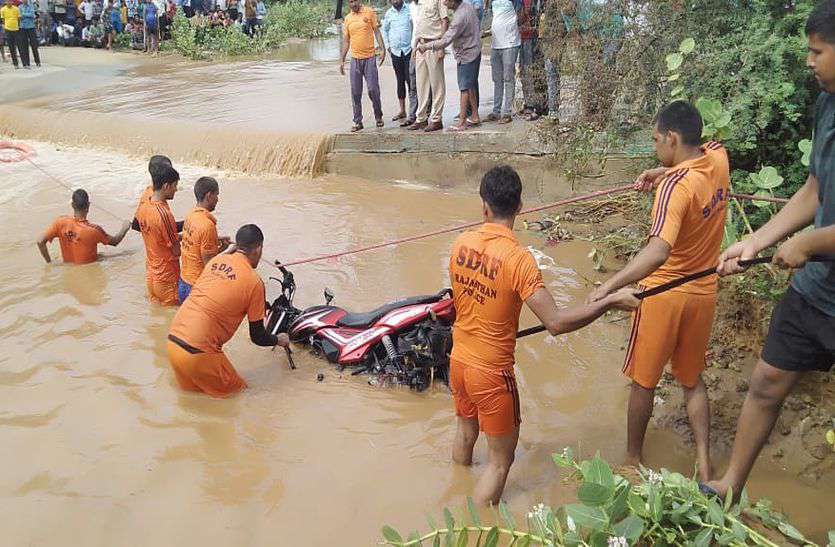 Heavy Rain Alert in Sikar Rajasthan : सीकर में भारी बारिश ने लोगों की मुश्किलें बढ़ा दी है। पिछले दो दिन से हो रही बारिश का दौर आज भी जारी है। इसी बीच मौसम विभाग ने आज और कल के लिए भारी से भारी बारिश की चेतावनी जारी की है।