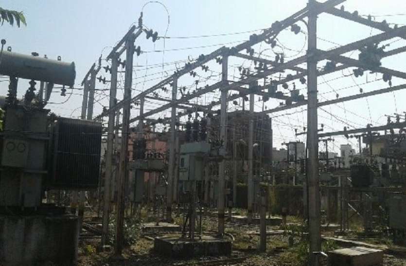 pawer cut in up अड़तालीस घंटों से लाखों लोग बिजली पानी को तरस रहे ,जाग कर काट रहे रात