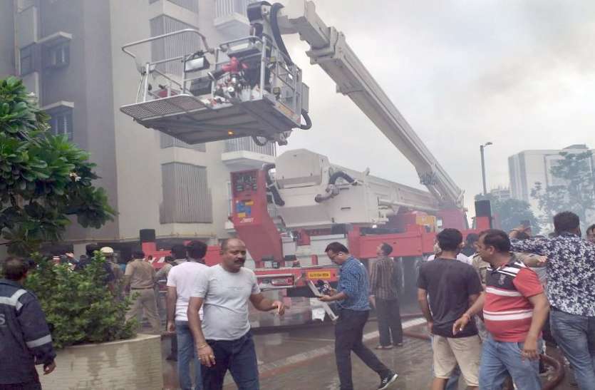 Hydraulic ladder Hydraulic ladder not working, people anger हाइड्रोलिक सीढ़ी के काम न करने पर रोष