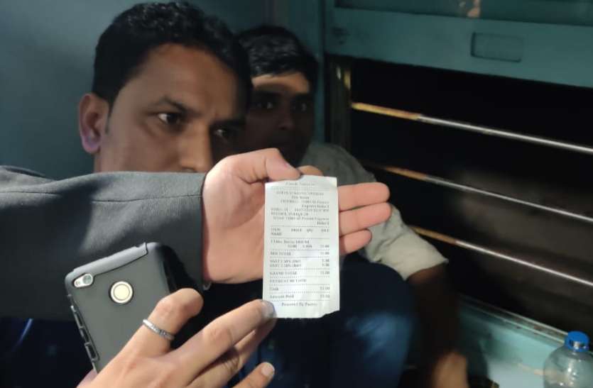 patrika mumbai दो ट्रेनों में औचक जांच, वापस कराए 244 लोगों के पैसे