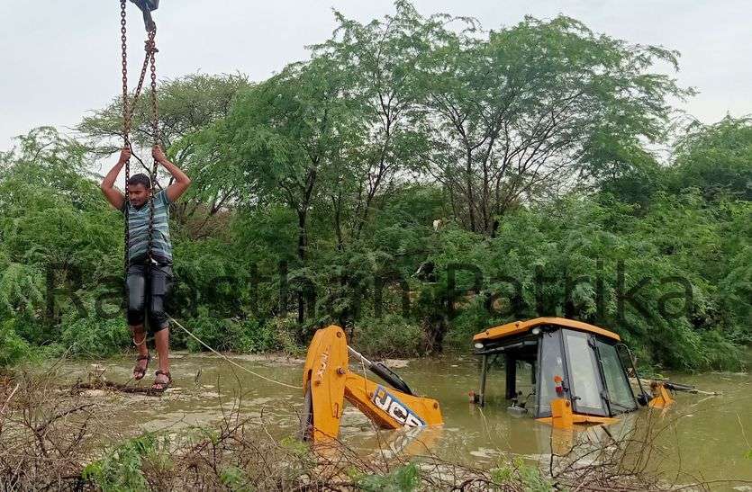 Heavy Rain in Sikar : सीकर जिले में 16 घंटों की लगातार बारिश से हालात बिगड़ गए। हालात यह थे कि 16 घंटों की बारिश से नदी-नाले उफान पर आ गए।