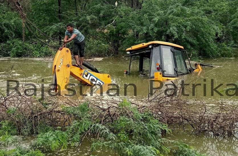 Heavy Rain in Sikar : सीकर जिले में 16 घंटों की लगातार बारिश से हालात बिगड़ गए। हालात यह थे कि 16 घंटों की बारिश से नदी-नाले उफान पर आ गए।