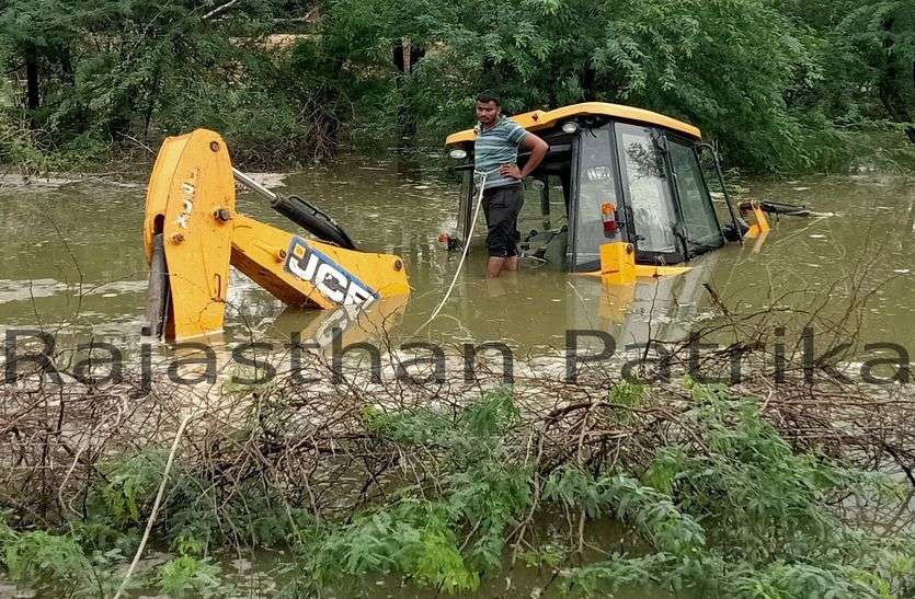 Heavy Rain in Sikar : सीकर जिले में 16 घंटों की लगातार बारिश से हालात बिगड़ गए। हालात यह थे कि 16 घंटों की बारिश से नदी-नाले उफान पर आ गए।