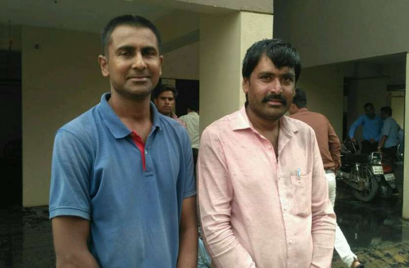 Help Fire in High rise building some people come forward to help आग में फंसे लोगों को बचाने कई अनजान बने 'मसीहा'