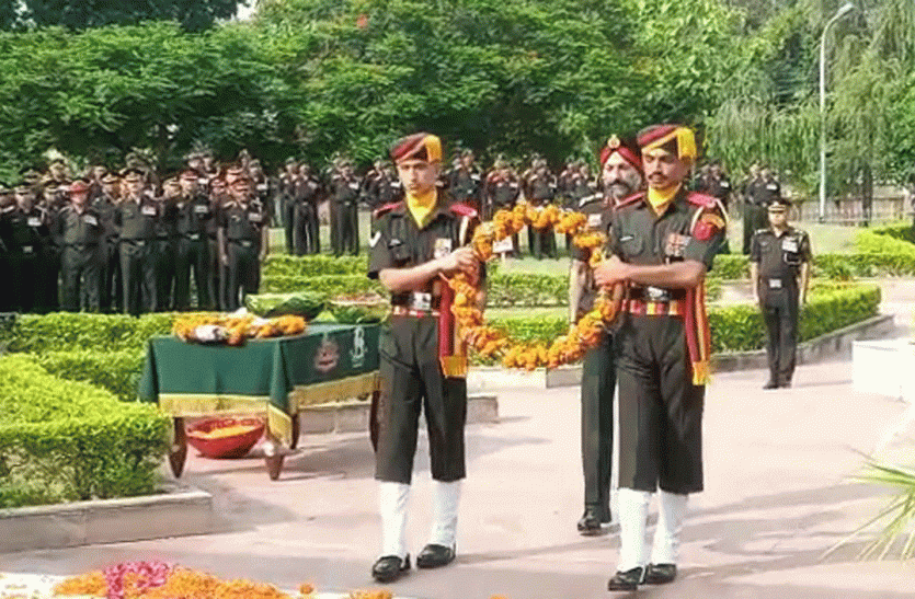 Kargil Vijay Divas 2019 Celebrated in Dogara Regimental Center Ayodhya Kargil Vijay Diwas : अयोध्या के डोगरा रेजिमेंटल सेंटर में कारगिल विजय दिवस के मौके पर शहीदों को दी गयी श्रद्धांजलि