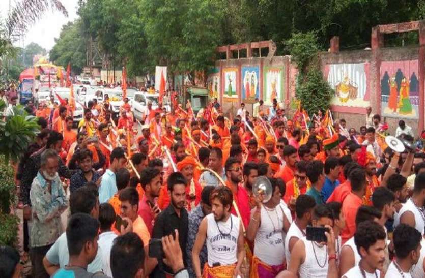 indore VIDEO : मां अन्नपूर्णा के दर्शन के साथ शुरू हुई बाणेश्वरी कावड़ यात्रा, गाडिय़ों का लगा लंबा जाम
