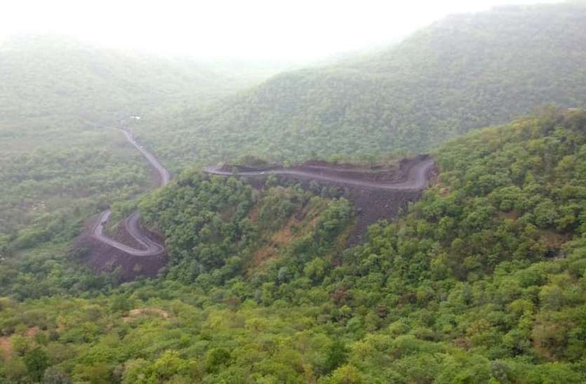 mhow-mandaleshwar-marg-the-spirals-sit-in-the-dark-twists-on-the-stre मंडलेश्वर से जाम गेट तक का सर्पिलाकार मार्ग