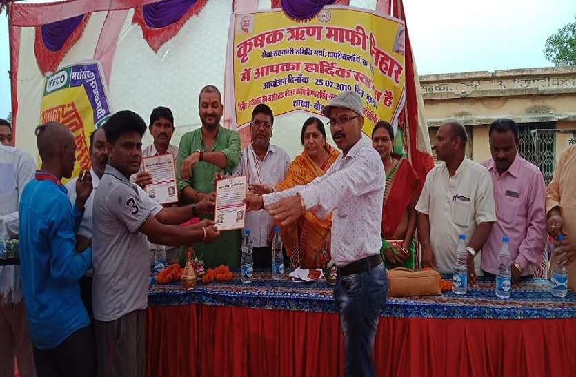 Information about schemes given to farmers, certificates distributed किसानों को दी गई योजनाओं के बारे में जानकारी, वितरित किए गए प्रमाण पत्र