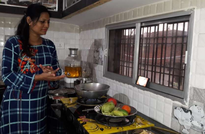 many people themselves the kitchen master by Facebook किचन मास्टर बना रहा फेसबुक